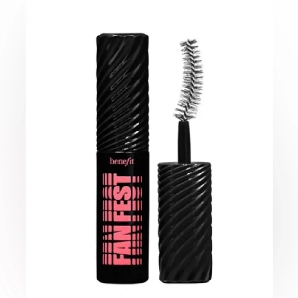 NEW - Benefit Fan Fest Fanning Volumizing Mascara. Black. (Box dented)
